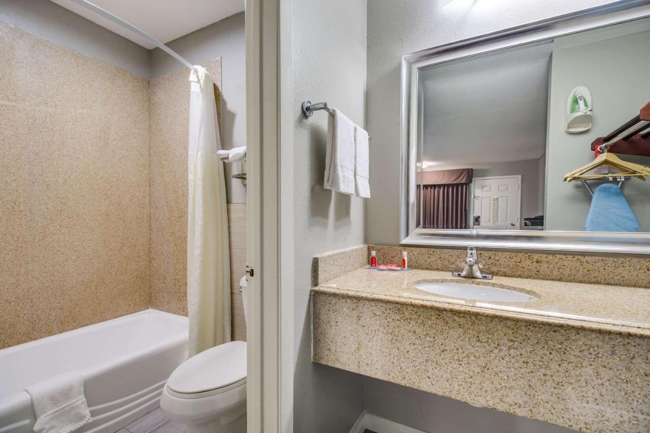 Econo Lodge Houston Brookhollow Exterior photo
