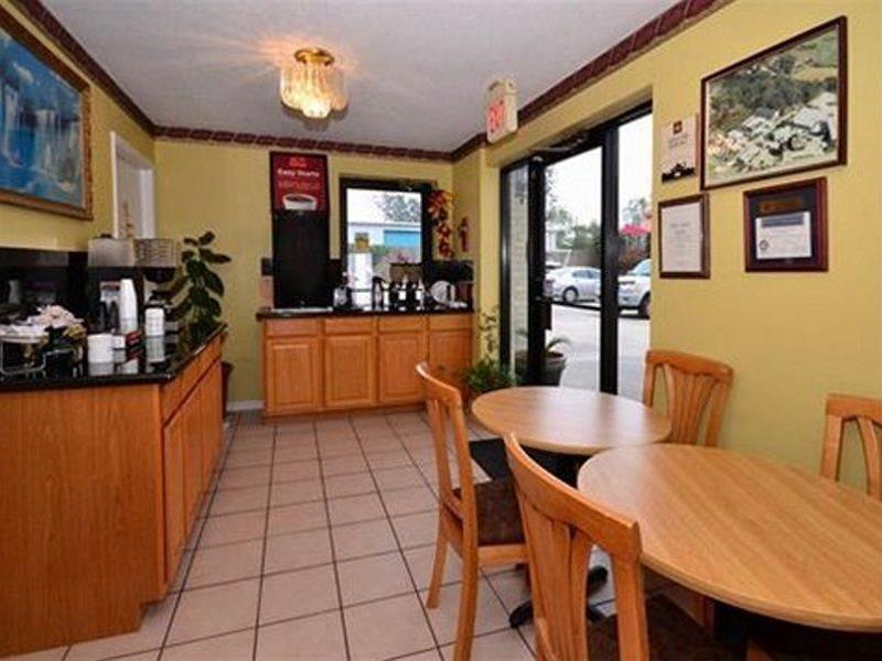 Econo Lodge Houston Brookhollow Restaurant photo
